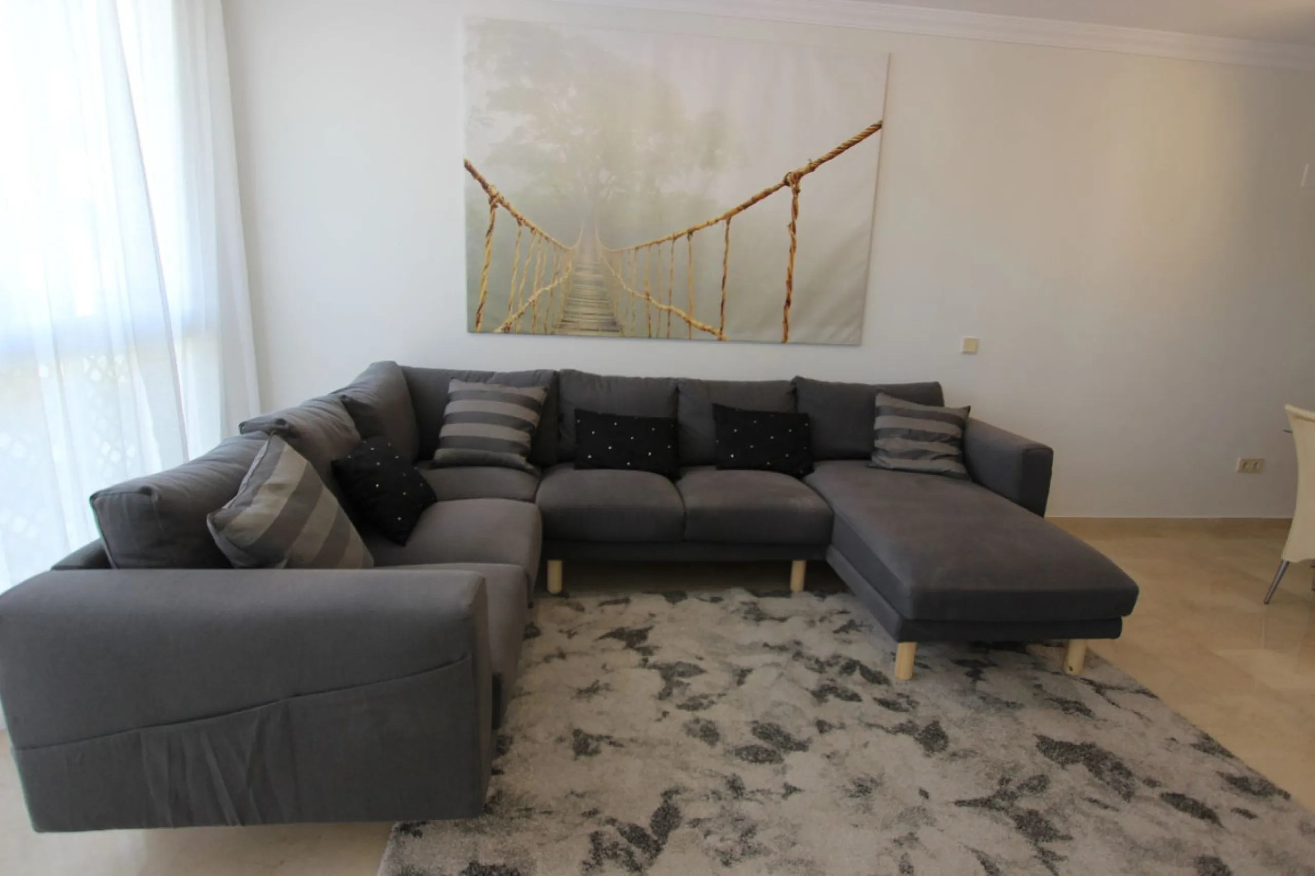 Ideal location for this 4 bed duplex penthouse property located in the heart of the famous Puerto Banús, surrounded by shops, bars and restaurants and with beaches only a few minutes walk away, no need for a car. The complex offers mature communal gardens