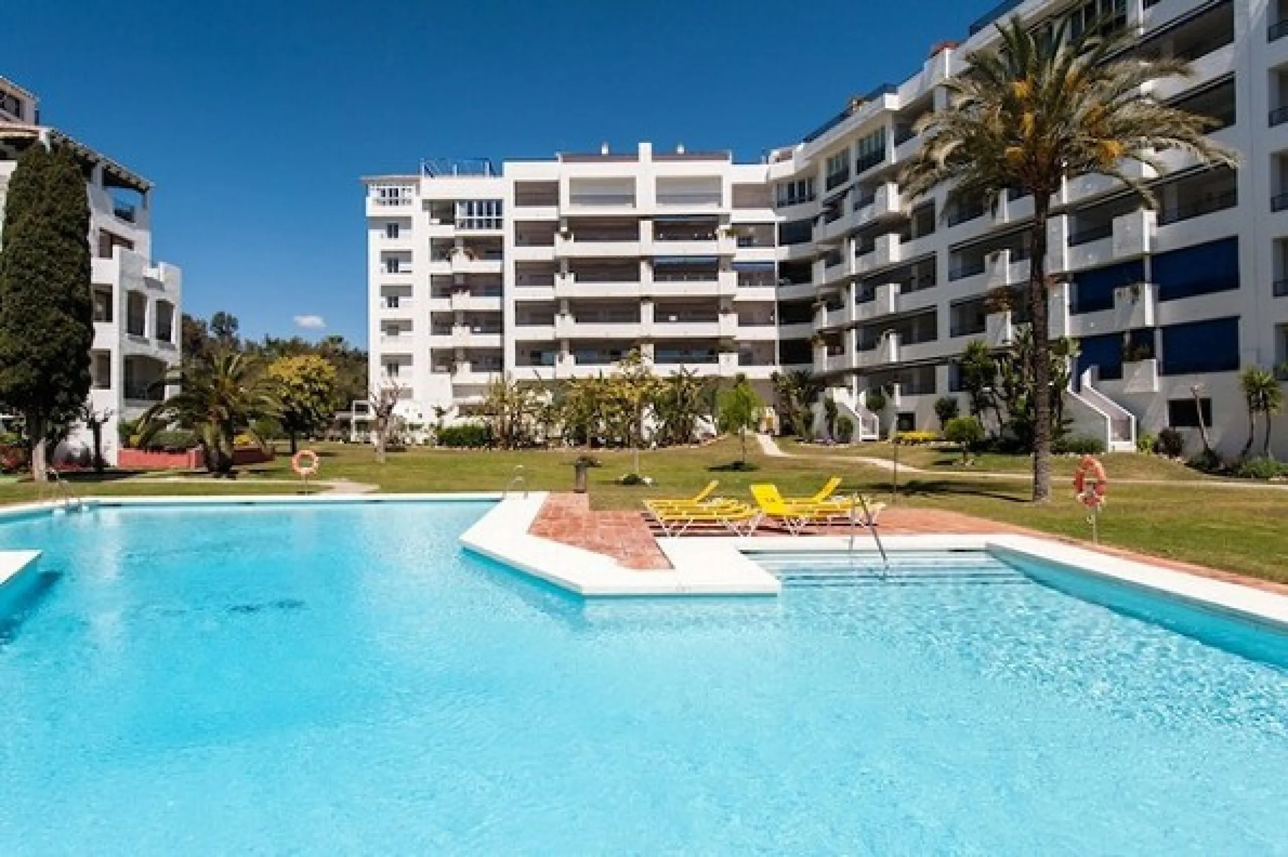 Ideal location for this 4 bed duplex penthouse property located in the heart of the famous Puerto Banús, surrounded by shops, bars and restaurants and with beaches only a few minutes walk away, no need for a car. The complex offers mature communal gardens