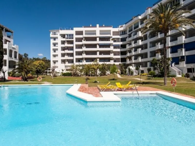 Ideal location for this 4 bed duplex penthouse property located in the heart of the famous Puerto Banús, surrounded by shops, bars and restaurants and with beaches only a few minutes walk away, no need for a car. The complex offers mature communal gardens