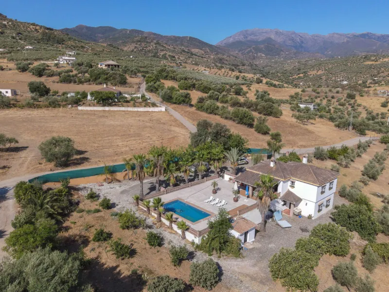 Charming country finca surrounded by usable land