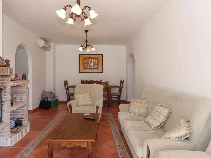 Charming country finca surrounded by usable land