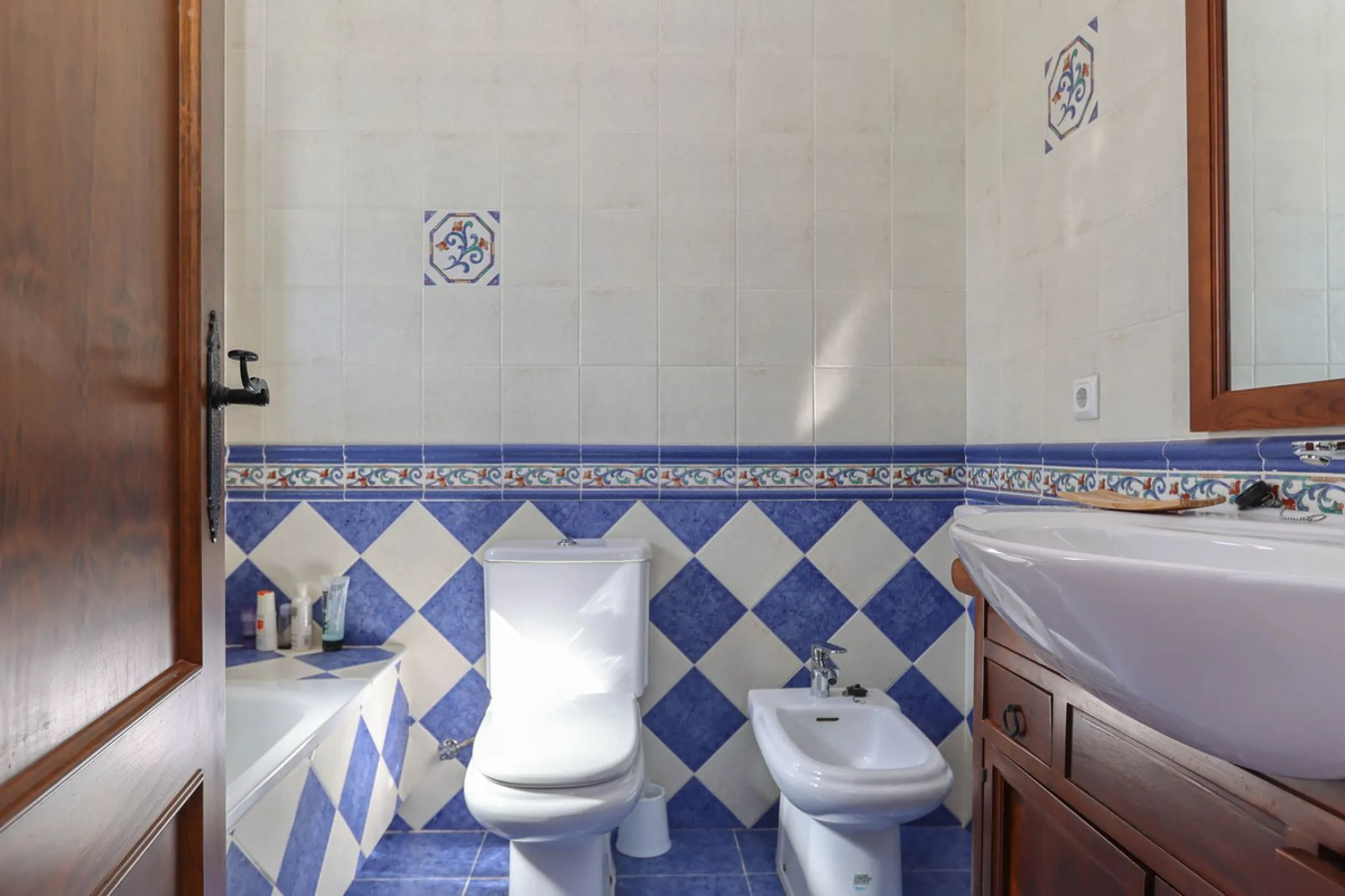 Charming country finca surrounded by usable land