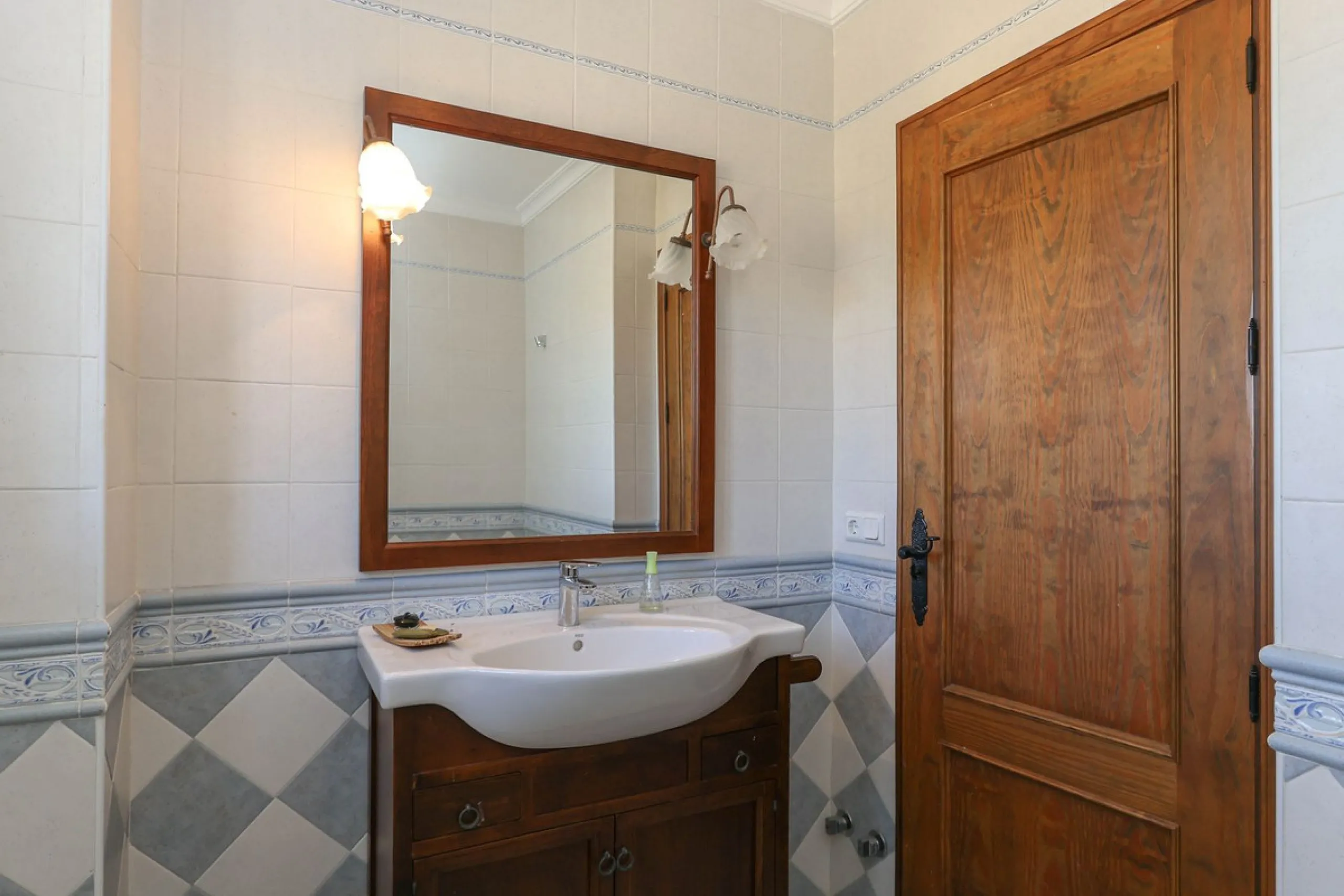 Charming country finca surrounded by usable land