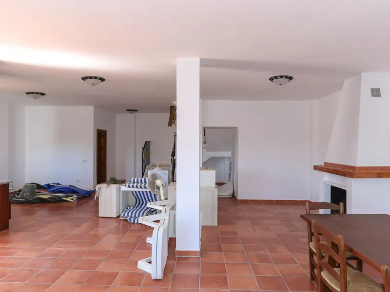 Charming country finca surrounded by usable land