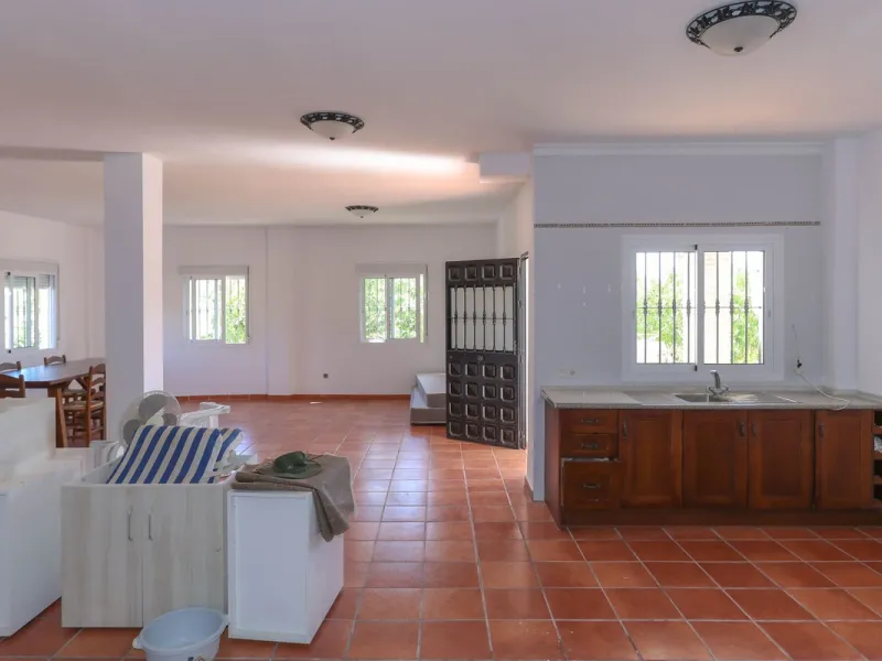Charming country finca surrounded by usable land
