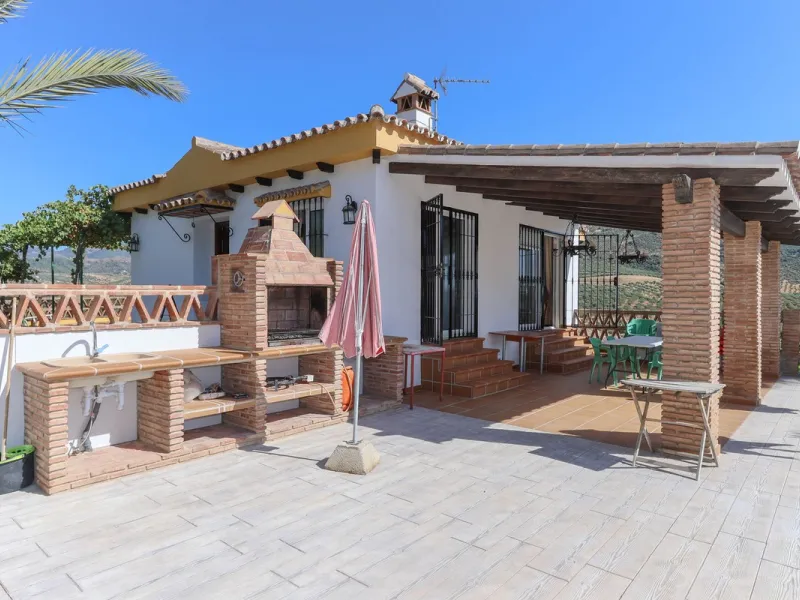 Charming country finca surrounded by usable land