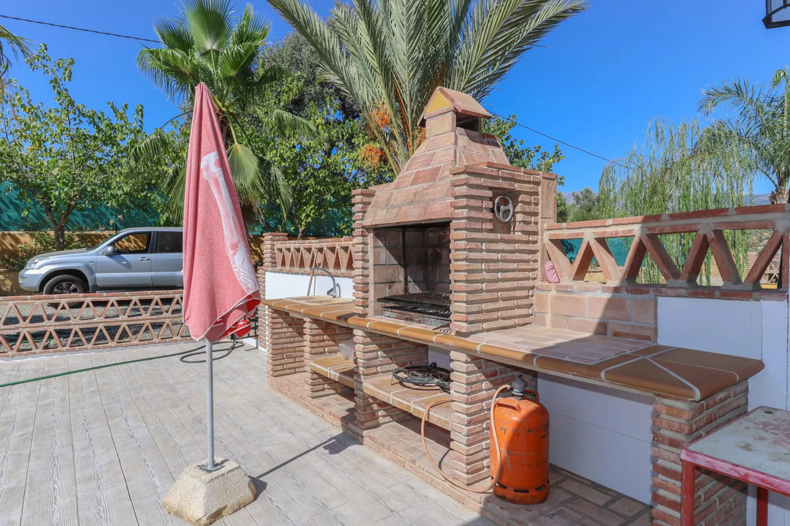 Charming country finca surrounded by usable land