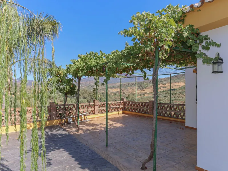 Charming country finca surrounded by usable land