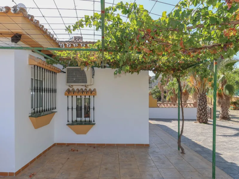 Charming country finca surrounded by usable land