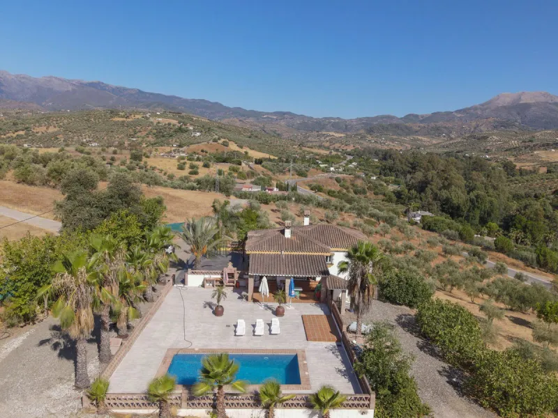 Charming country finca surrounded by usable land