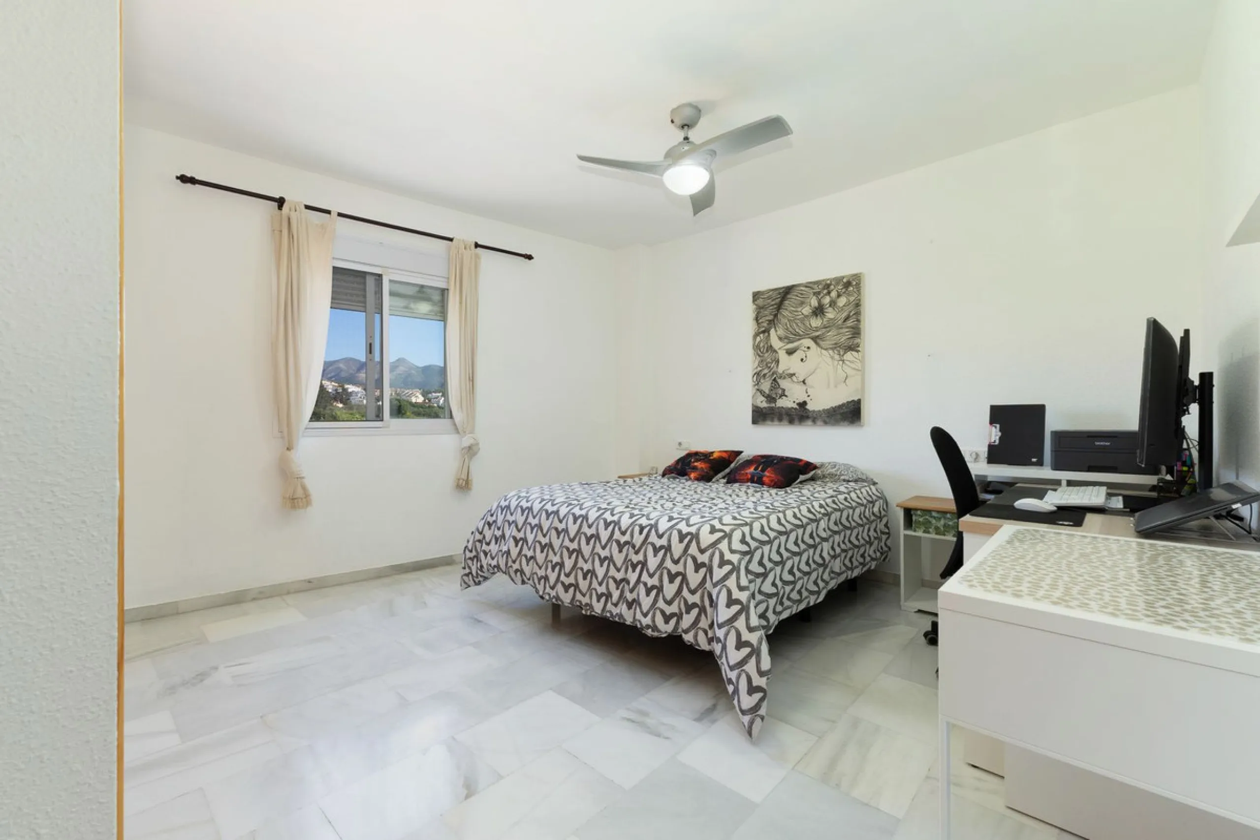 Apartment - Middle Floor Apartment в продаже в Mijas, Málaga. В доме 3 спален и 2 ванных комнат. Площадь дома 138 м²