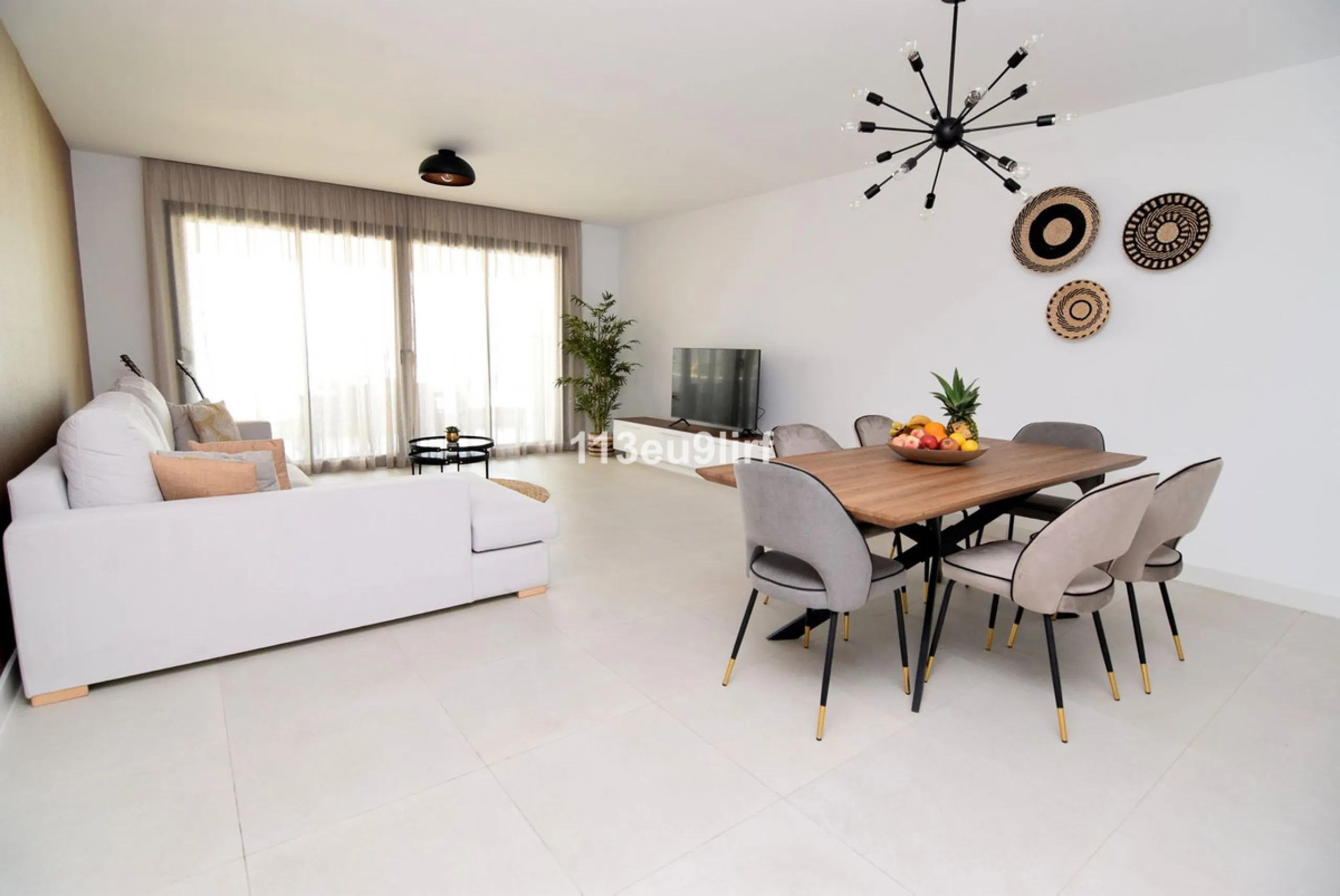 Situated in Las Mesas, just outside the center of Estepona, this spacious luxury apartment offers peace and tranquility but is still close to the beach, port and city center. It consists of a large living/dining room, a fully equipped kitchen with adjacen