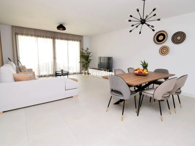 Situated in Las Mesas, just outside the center of Estepona, this spacious luxury apartment offers peace and tranquility but is still close to the beach, port and city center. It consists of a large living/dining room, a fully equipped kitchen with adjacen