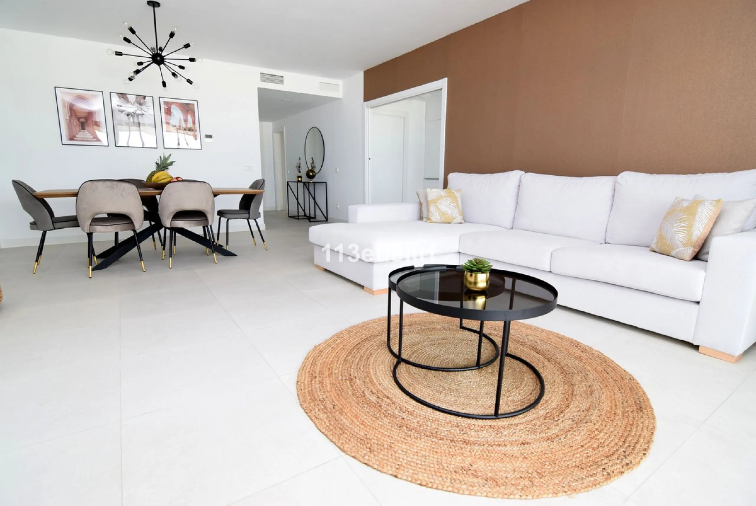 Situated in Las Mesas, just outside the center of Estepona, this spacious luxury apartment offers peace and tranquility but is still close to the beach, port and city center. It consists of a large living/dining room, a fully equipped kitchen with adjacen