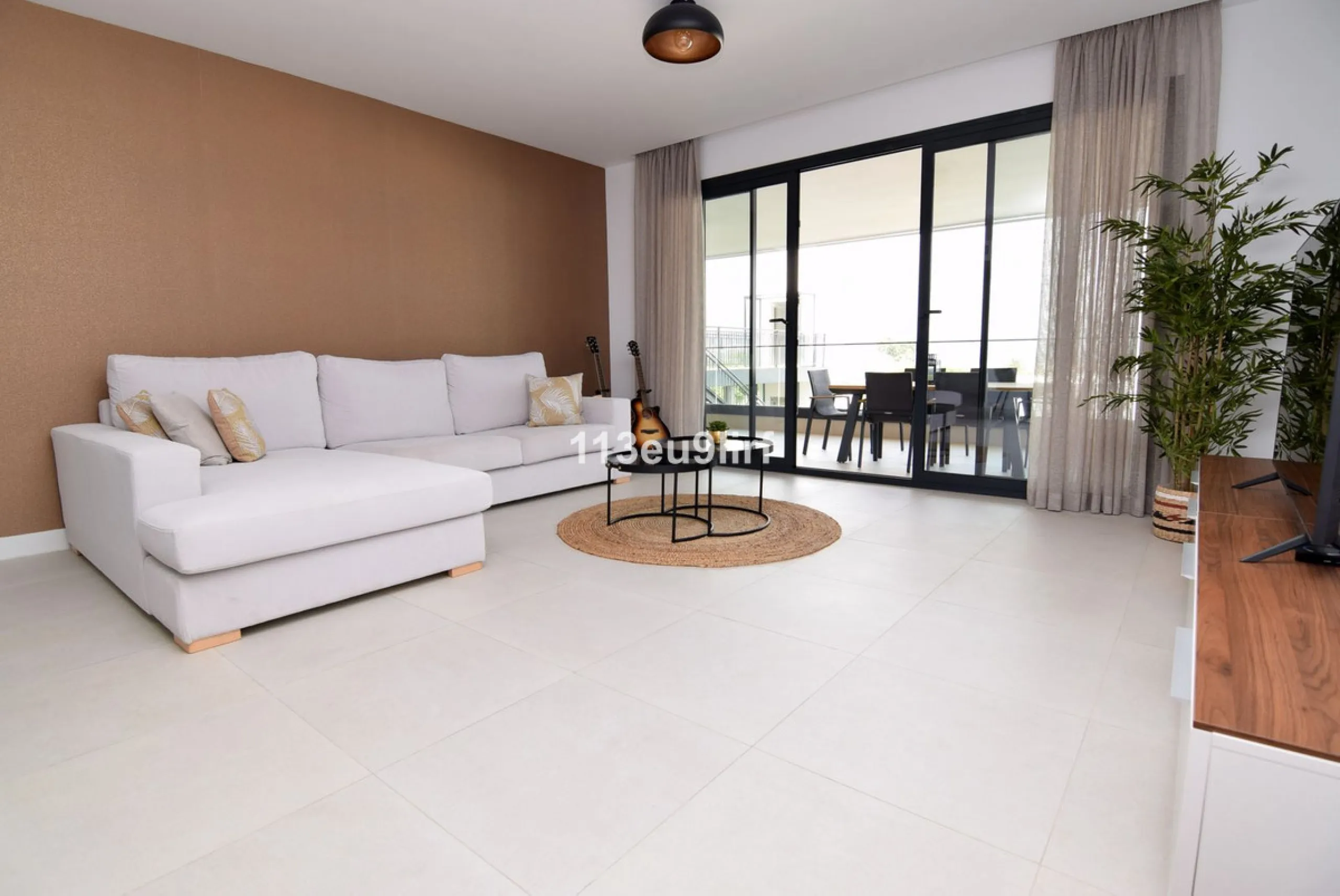 Situated in Las Mesas, just outside the center of Estepona, this spacious luxury apartment offers peace and tranquility but is still close to the beach, port and city center. It consists of a large living/dining room, a fully equipped kitchen with adjacen