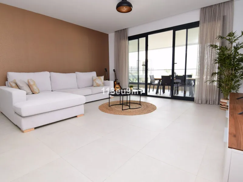 Situated in Las Mesas, just outside the center of Estepona, this spacious luxury apartment offers peace and tranquility but is still close to the beach, port and city center. It consists of a large living/dining room, a fully equipped kitchen with adjacen