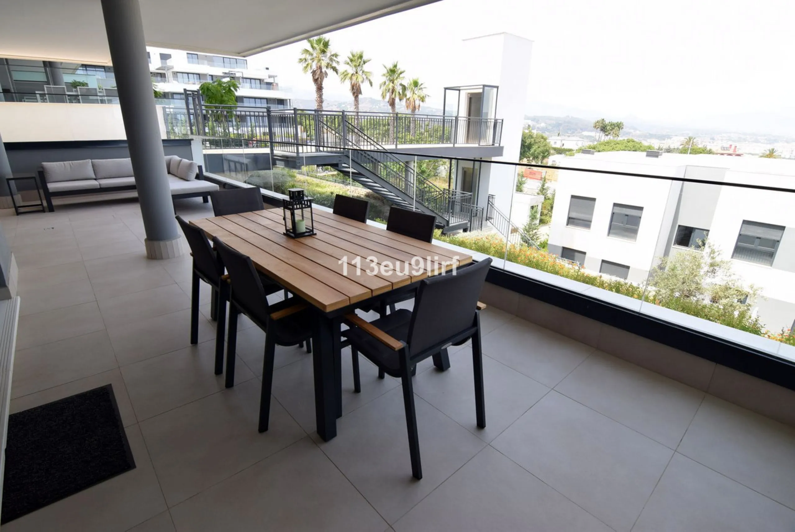 Situated in Las Mesas, just outside the center of Estepona, this spacious luxury apartment offers peace and tranquility but is still close to the beach, port and city center. It consists of a large living/dining room, a fully equipped kitchen with adjacen