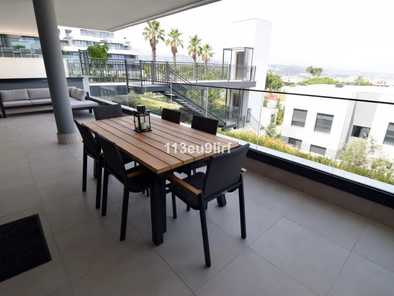 Situated in Las Mesas, just outside the center of Estepona, this spacious luxury apartment offers peace and tranquility but is still close to the beach, port and city center. It consists of a large living/dining room, a fully equipped kitchen with adjacen