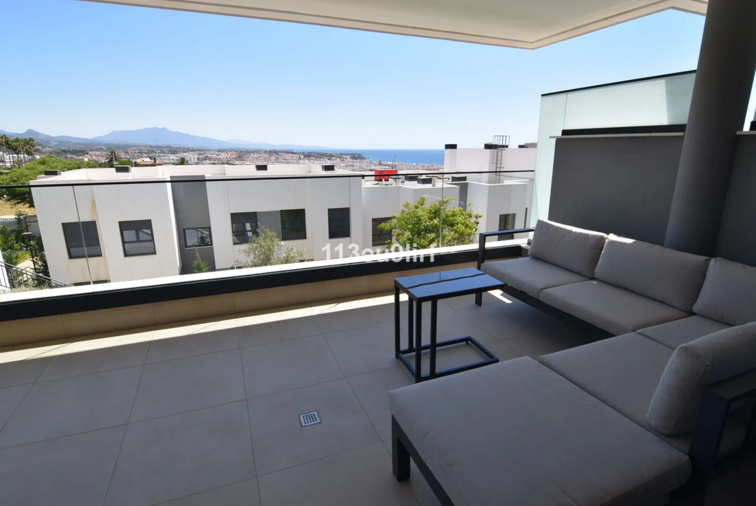 Situated in Las Mesas, just outside the center of Estepona, this spacious luxury apartment offers peace and tranquility but is still close to the beach, port and city center. It consists of a large living/dining room, a fully equipped kitchen with adjacen