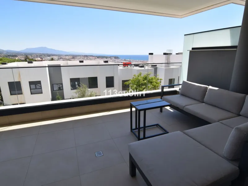 Situated in Las Mesas, just outside the center of Estepona, this spacious luxury apartment offers peace and tranquility but is still close to the beach, port and city center. It consists of a large living/dining room, a fully equipped kitchen with adjacen