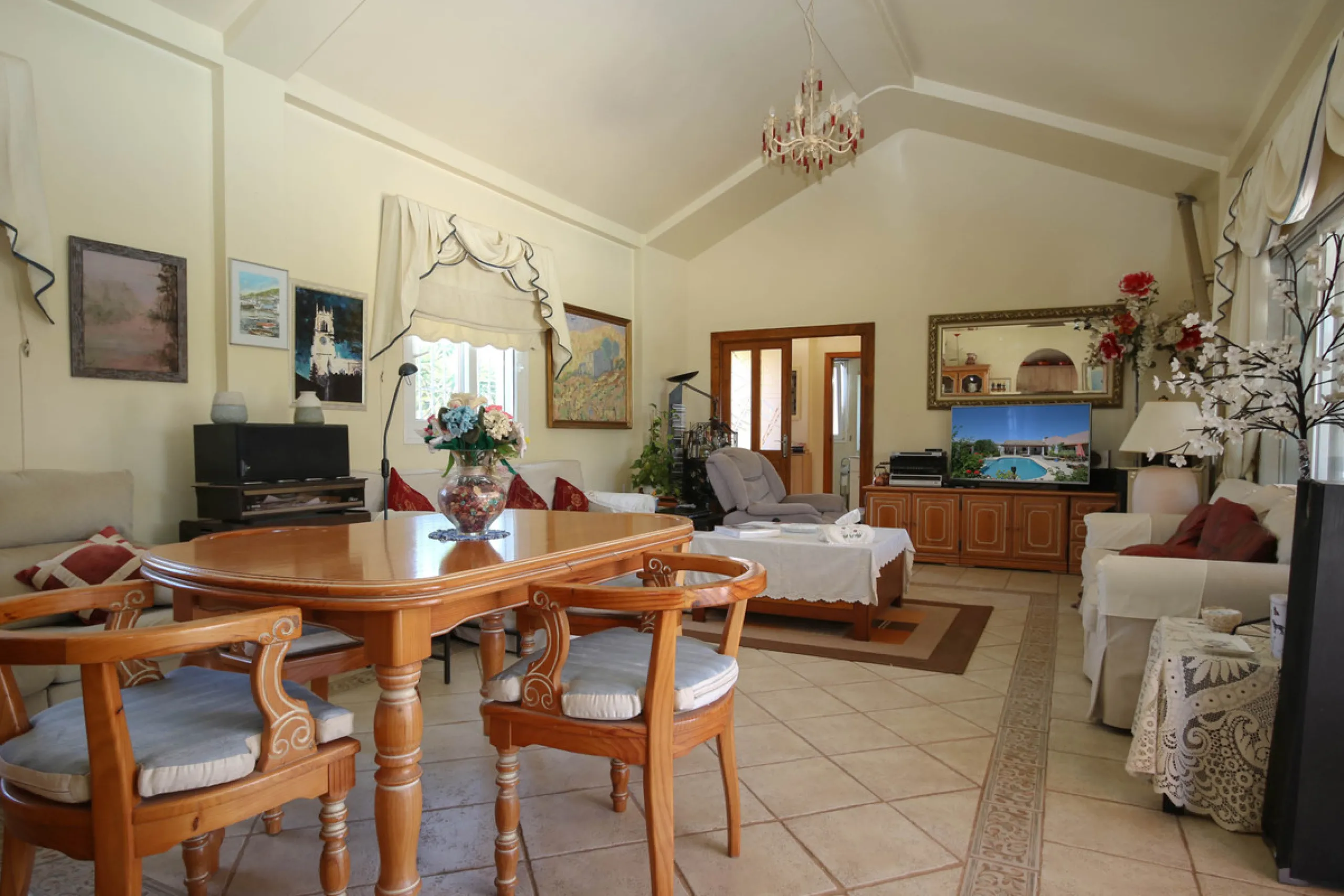 Geräumige Villa mit separatem Gästeappartement in ruhiger Lage