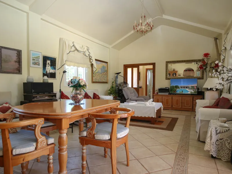 Geräumige Villa mit separatem Gästeappartement in ruhiger Lage