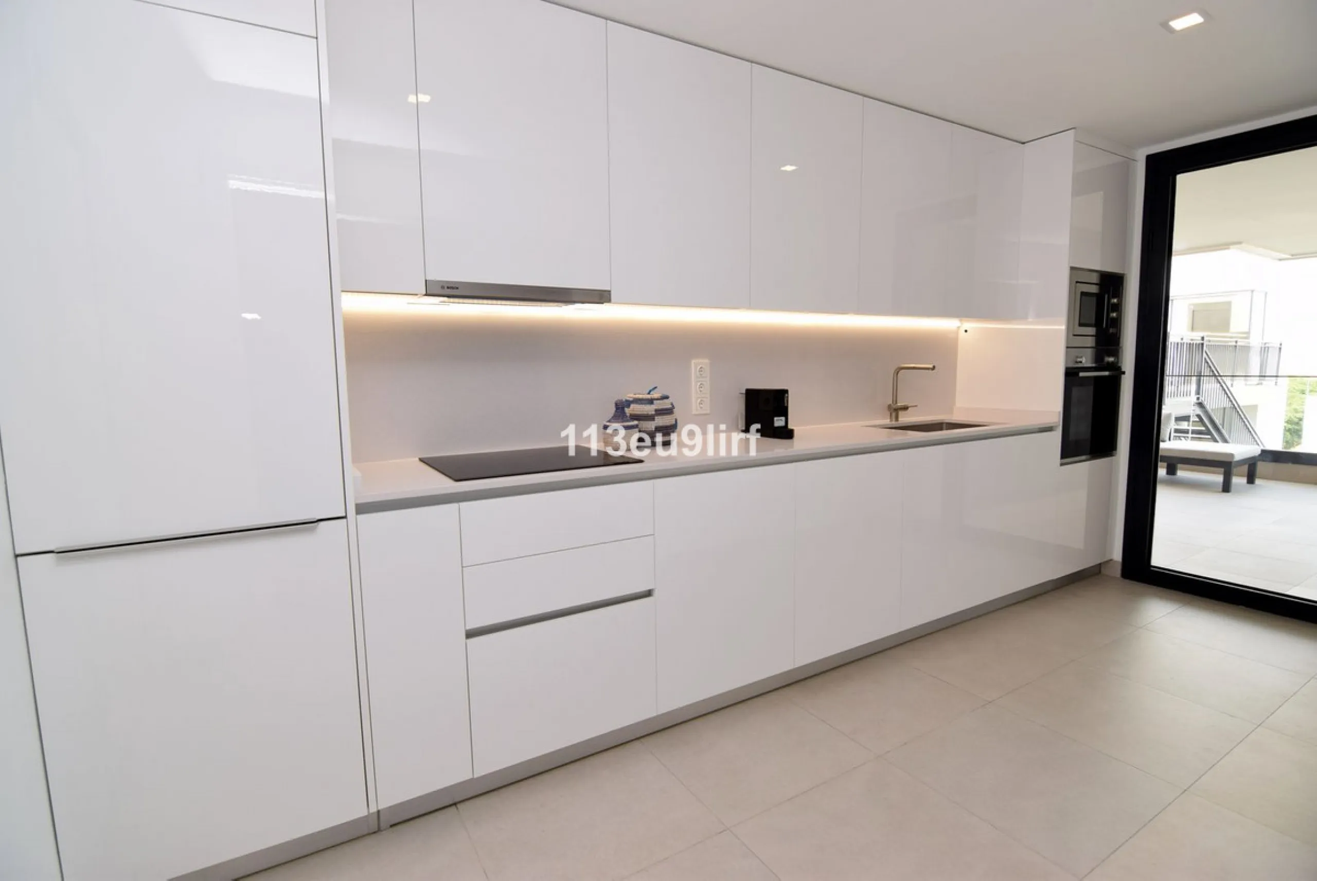 Situated in Las Mesas, just outside the center of Estepona, this spacious luxury apartment offers peace and tranquility but is still close to the beach, port and city center. It consists of a large living/dining room, a fully equipped kitchen with adjacen