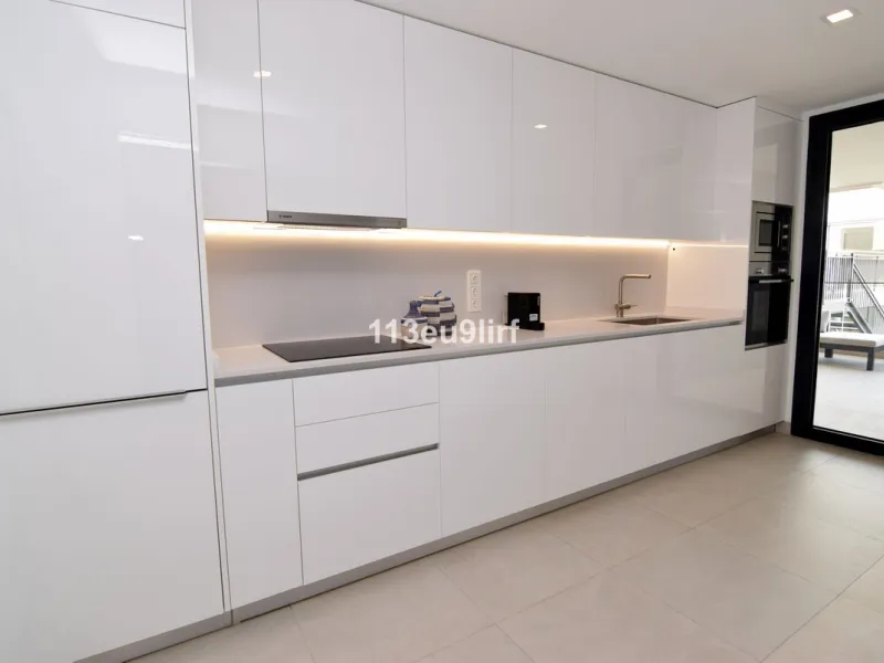 Situated in Las Mesas, just outside the center of Estepona, this spacious luxury apartment offers peace and tranquility but is still close to the beach, port and city center. It consists of a large living/dining room, a fully equipped kitchen with adjacen
