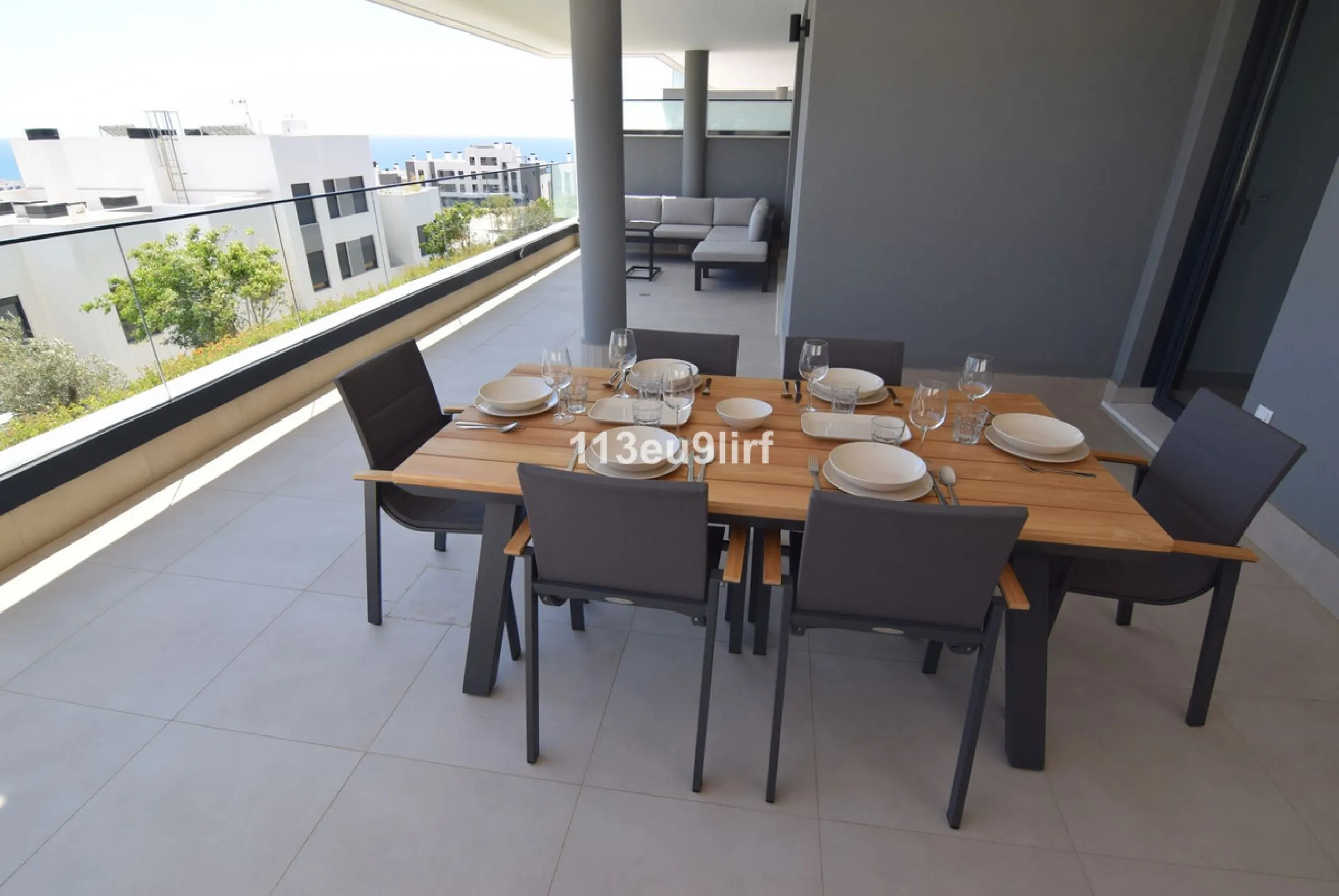 Situated in Las Mesas, just outside the center of Estepona, this spacious luxury apartment offers peace and tranquility but is still close to the beach, port and city center. It consists of a large living/dining room, a fully equipped kitchen with adjacen
