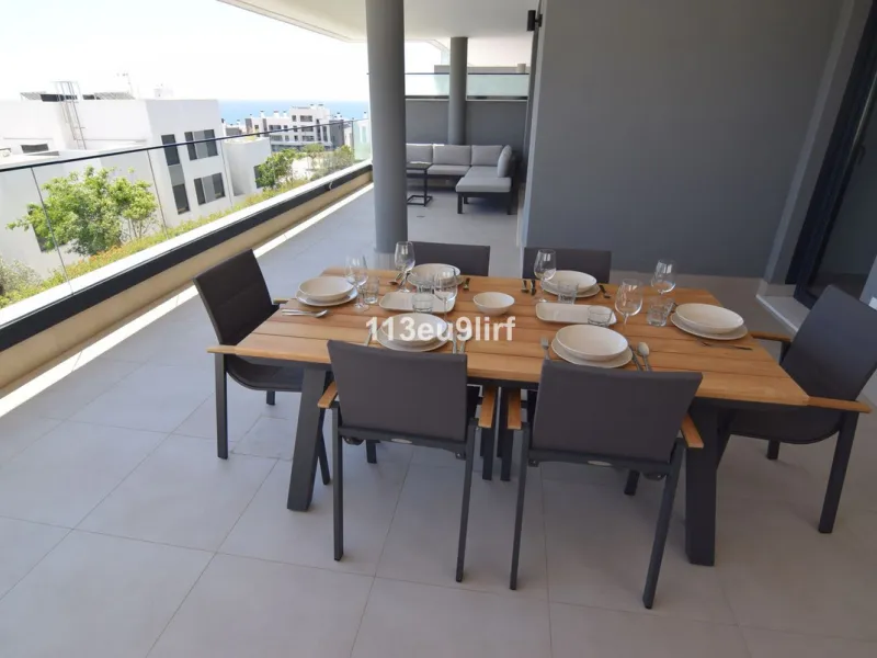 Situated in Las Mesas, just outside the center of Estepona, this spacious luxury apartment offers peace and tranquility but is still close to the beach, port and city center. It consists of a large living/dining room, a fully equipped kitchen with adjacen