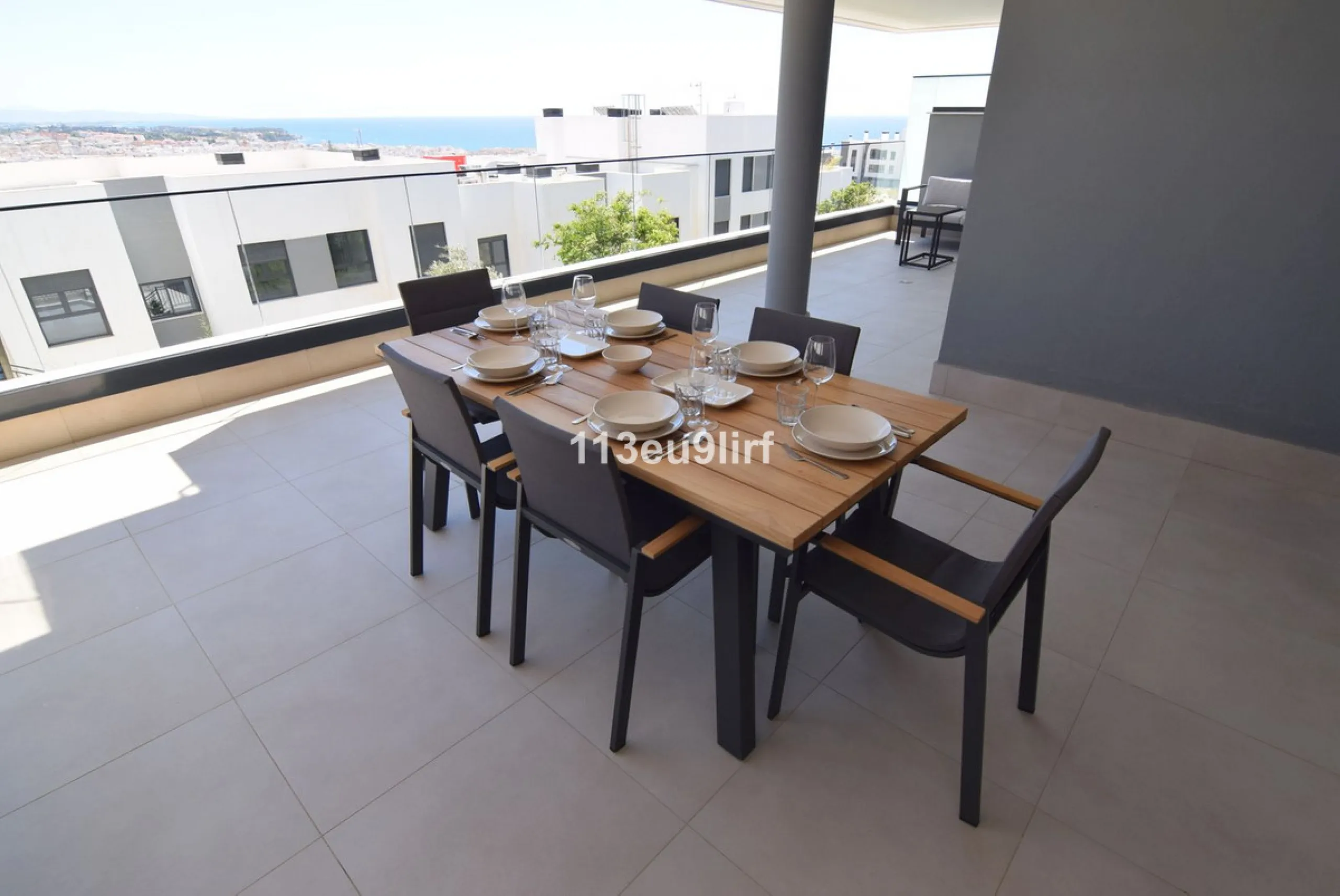 Situated in Las Mesas, just outside the center of Estepona, this spacious luxury apartment offers peace and tranquility but is still close to the beach, port and city center. It consists of a large living/dining room, a fully equipped kitchen with adjacen