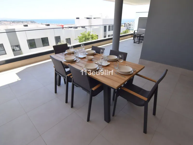 Situated in Las Mesas, just outside the center of Estepona, this spacious luxury apartment offers peace and tranquility but is still close to the beach, port and city center. It consists of a large living/dining room, a fully equipped kitchen with adjacen
