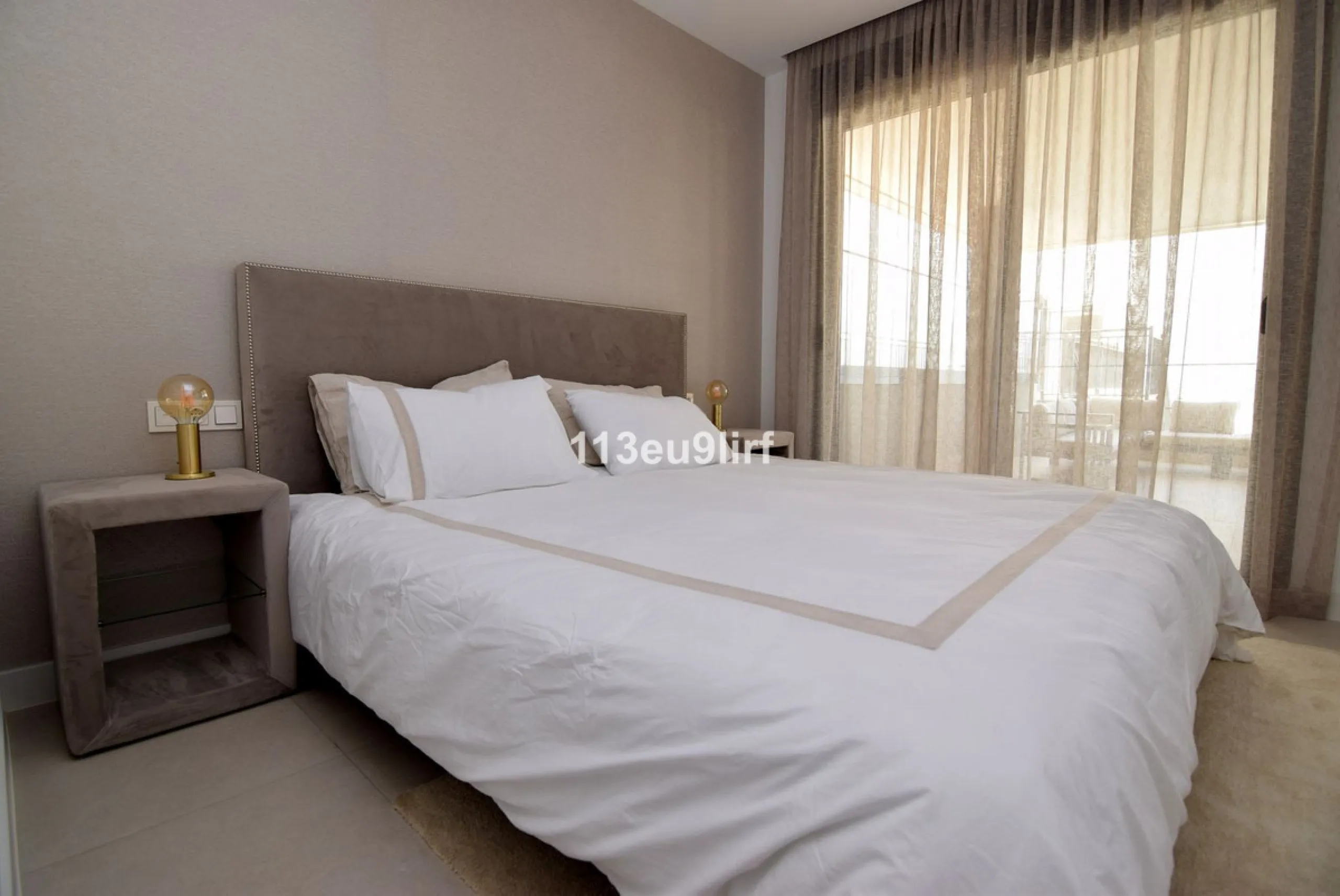 Situated in Las Mesas, just outside the center of Estepona, this spacious luxury apartment offers peace and tranquility but is still close to the beach, port and city center. It consists of a large living/dining room, a fully equipped kitchen with adjacen