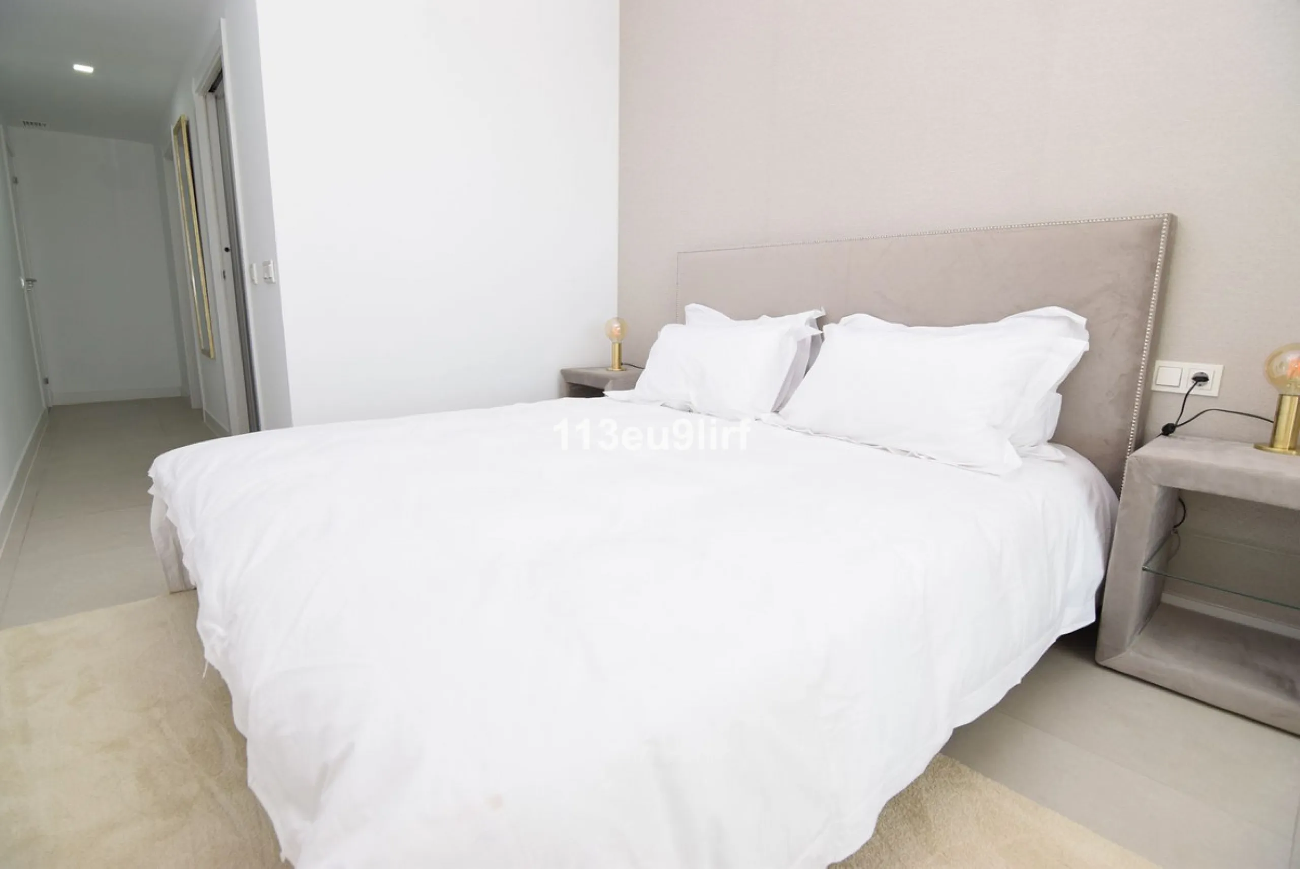 Situated in Las Mesas, just outside the center of Estepona, this spacious luxury apartment offers peace and tranquility but is still close to the beach, port and city center. It consists of a large living/dining room, a fully equipped kitchen with adjacen