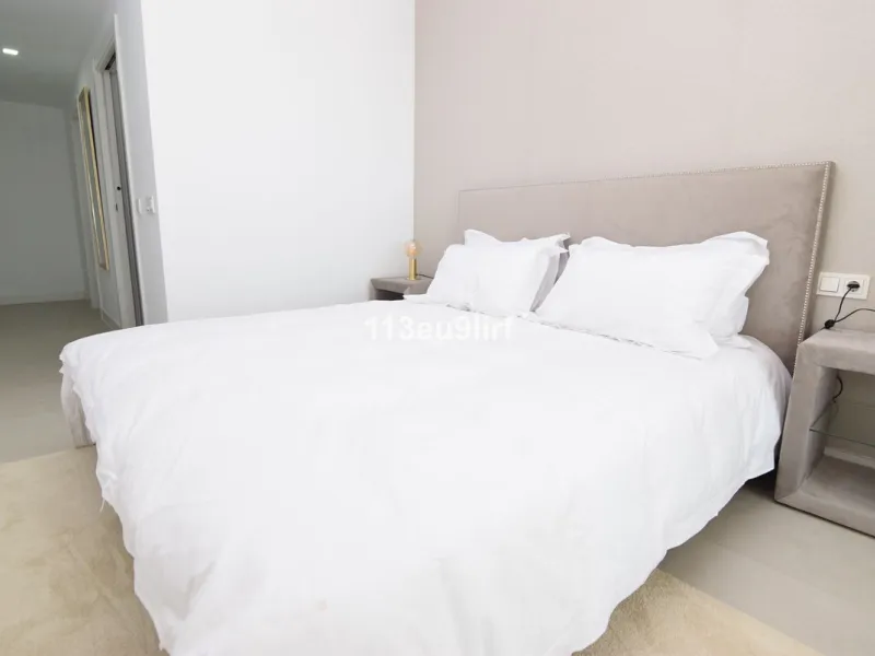 Situated in Las Mesas, just outside the center of Estepona, this spacious luxury apartment offers peace and tranquility but is still close to the beach, port and city center. It consists of a large living/dining room, a fully equipped kitchen with adjacen