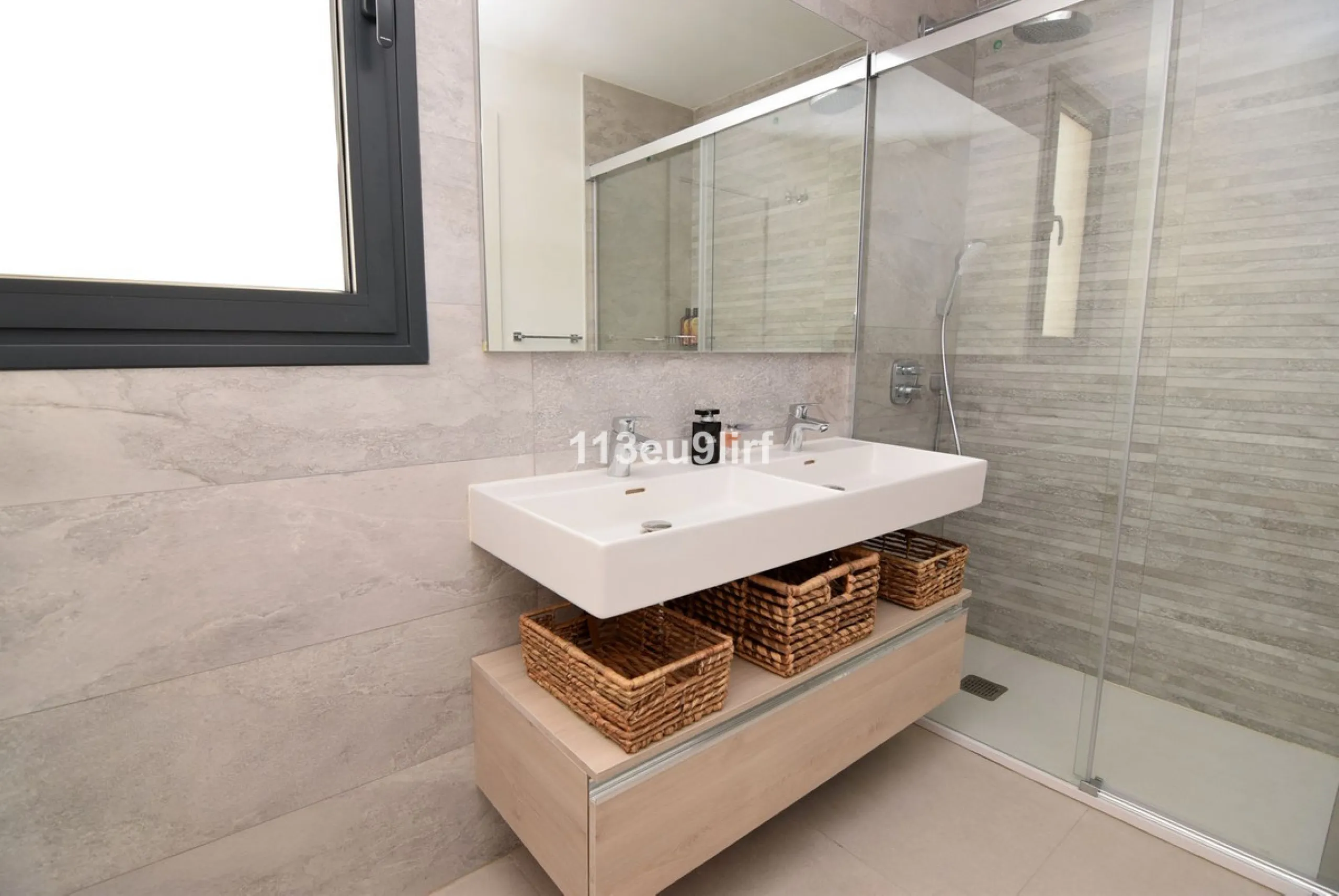 Situated in Las Mesas, just outside the center of Estepona, this spacious luxury apartment offers peace and tranquility but is still close to the beach, port and city center. It consists of a large living/dining room, a fully equipped kitchen with adjacen
