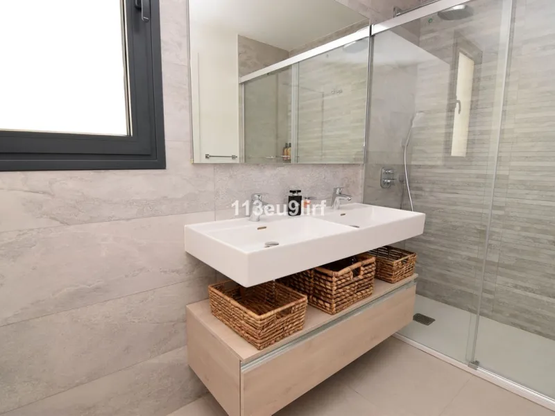 Situated in Las Mesas, just outside the center of Estepona, this spacious luxury apartment offers peace and tranquility but is still close to the beach, port and city center. It consists of a large living/dining room, a fully equipped kitchen with adjacen