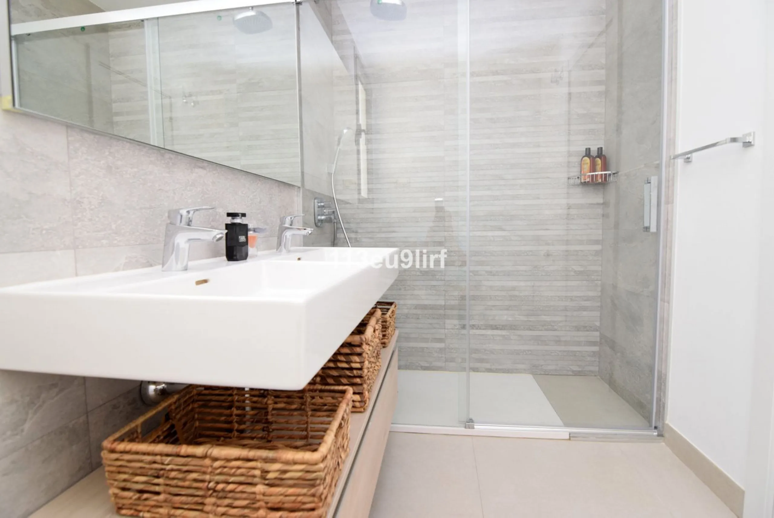 Situated in Las Mesas, just outside the center of Estepona, this spacious luxury apartment offers peace and tranquility but is still close to the beach, port and city center. It consists of a large living/dining room, a fully equipped kitchen with adjacen