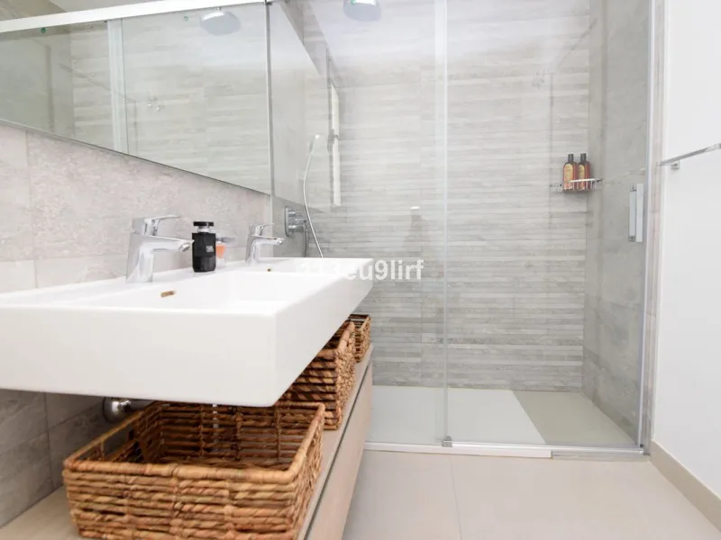 Situated in Las Mesas, just outside the center of Estepona, this spacious luxury apartment offers peace and tranquility but is still close to the beach, port and city center. It consists of a large living/dining room, a fully equipped kitchen with adjacen