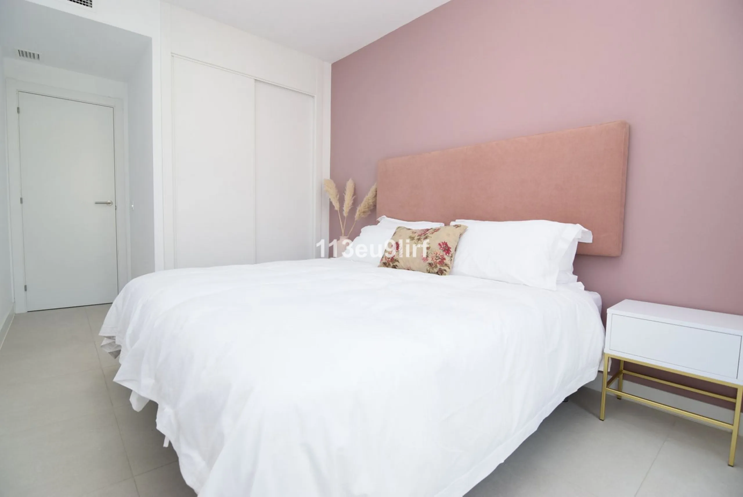 Situated in Las Mesas, just outside the center of Estepona, this spacious luxury apartment offers peace and tranquility but is still close to the beach, port and city center. It consists of a large living/dining room, a fully equipped kitchen with adjacen