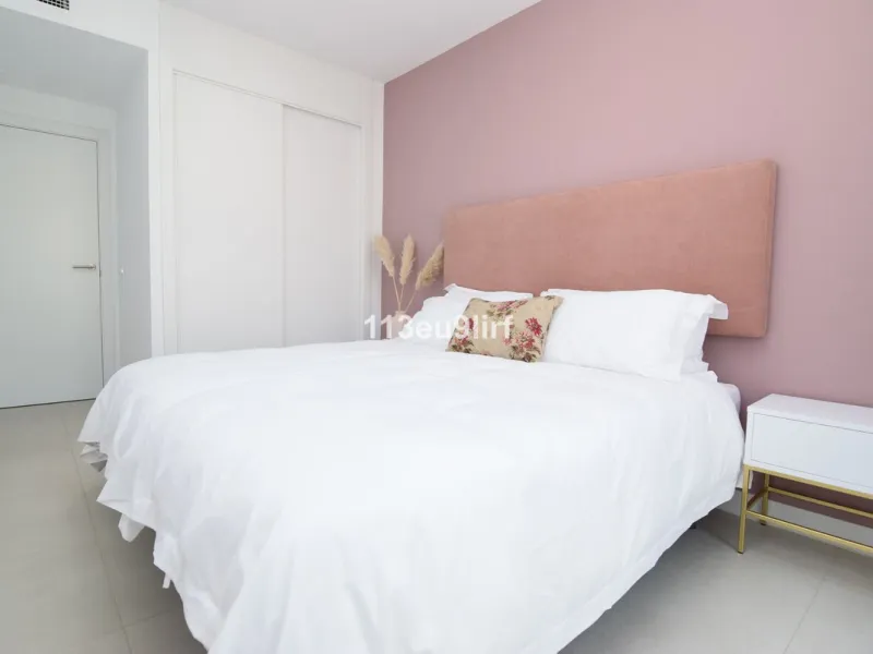 Situated in Las Mesas, just outside the center of Estepona, this spacious luxury apartment offers peace and tranquility but is still close to the beach, port and city center. It consists of a large living/dining room, a fully equipped kitchen with adjacen