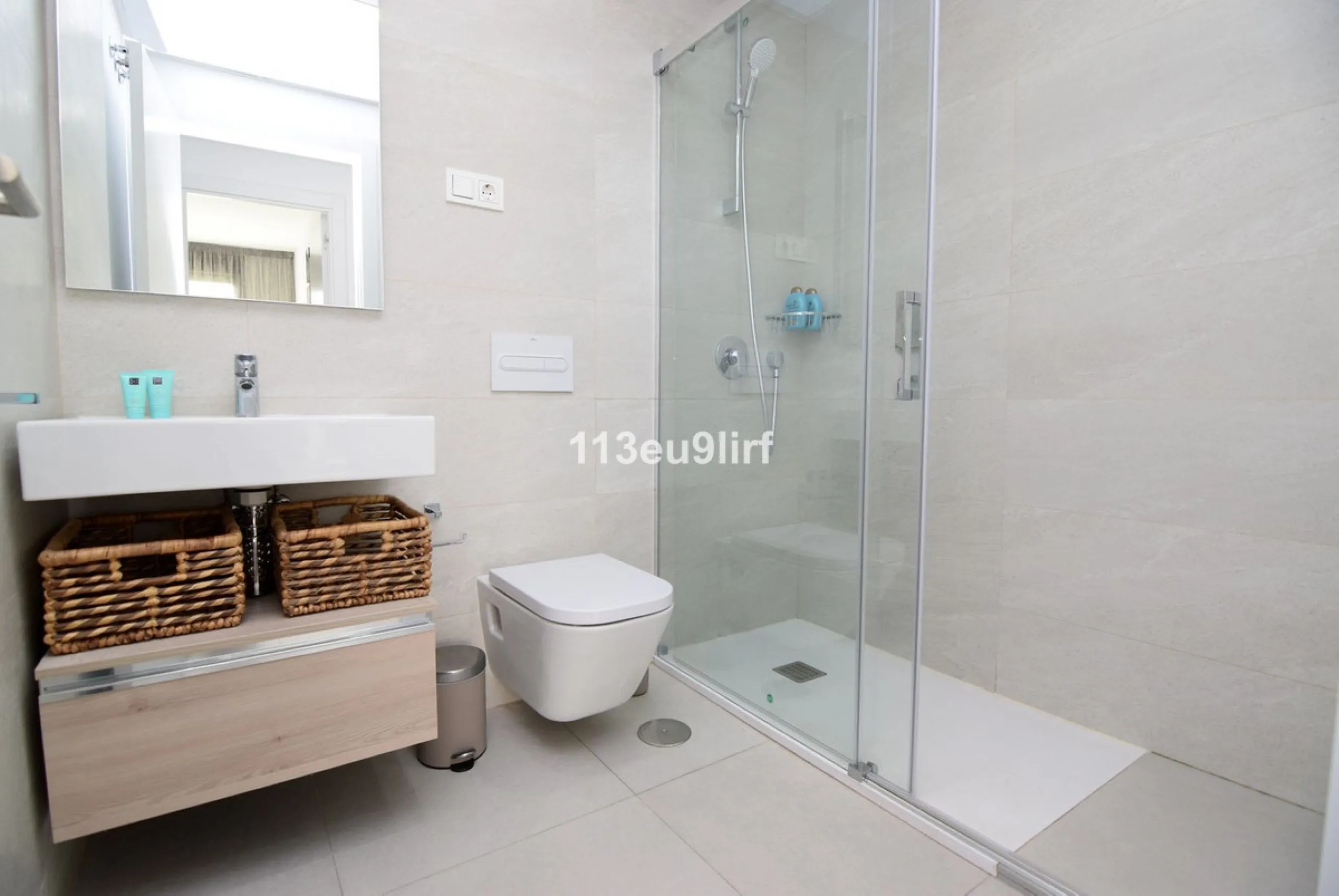 Situated in Las Mesas, just outside the center of Estepona, this spacious luxury apartment offers peace and tranquility but is still close to the beach, port and city center. It consists of a large living/dining room, a fully equipped kitchen with adjacen