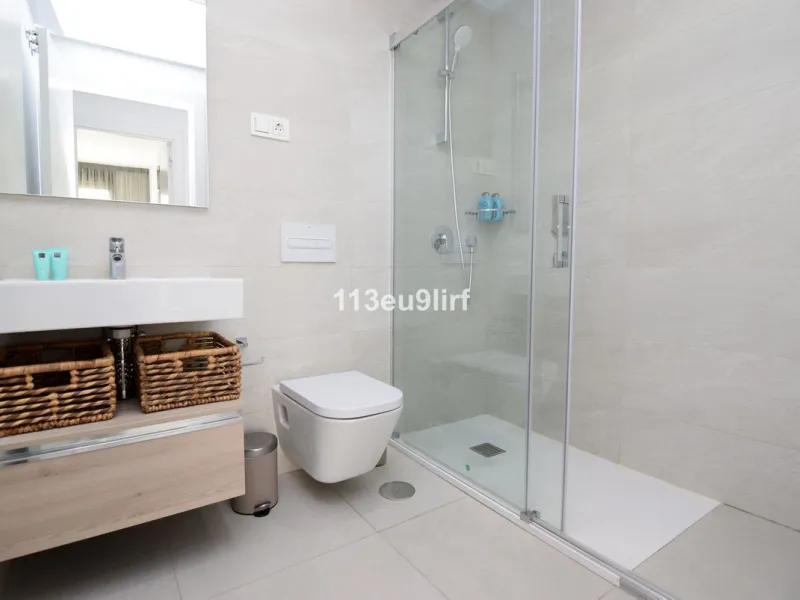 Situated in Las Mesas, just outside the center of Estepona, this spacious luxury apartment offers peace and tranquility but is still close to the beach, port and city center. It consists of a large living/dining room, a fully equipped kitchen with adjacen