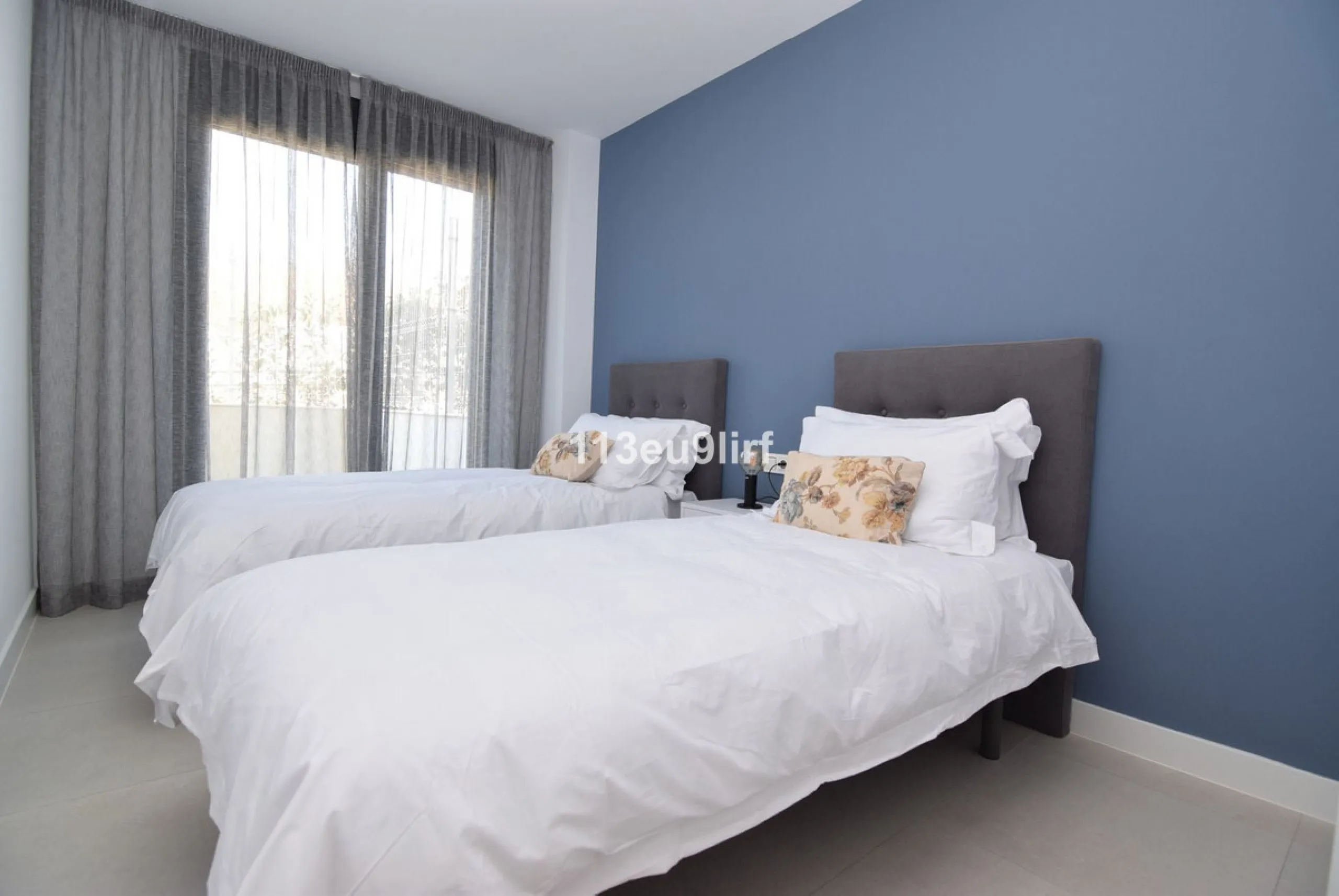 Situated in Las Mesas, just outside the center of Estepona, this spacious luxury apartment offers peace and tranquility but is still close to the beach, port and city center. It consists of a large living/dining room, a fully equipped kitchen with adjacen