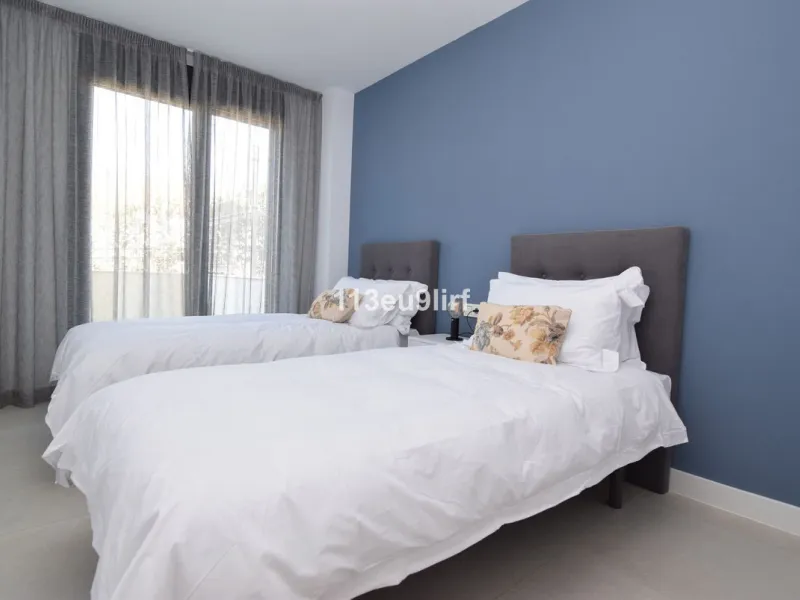 Situated in Las Mesas, just outside the center of Estepona, this spacious luxury apartment offers peace and tranquility but is still close to the beach, port and city center. It consists of a large living/dining room, a fully equipped kitchen with adjacen
