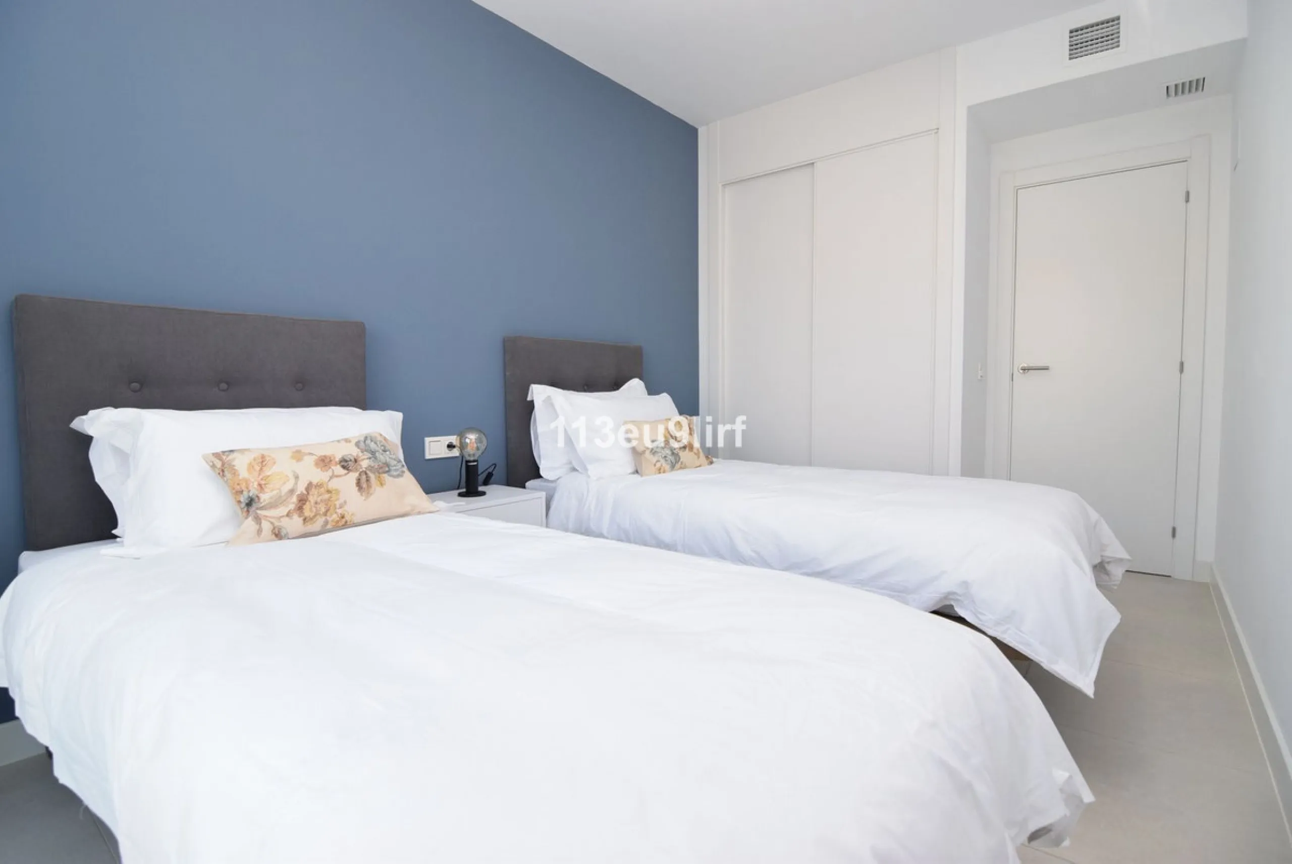 Situated in Las Mesas, just outside the center of Estepona, this spacious luxury apartment offers peace and tranquility but is still close to the beach, port and city center. It consists of a large living/dining room, a fully equipped kitchen with adjacen