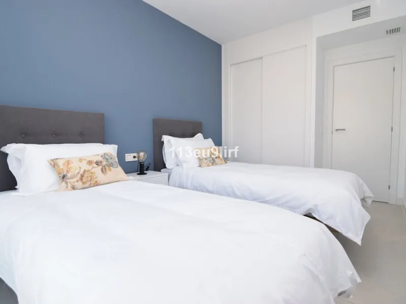 Situated in Las Mesas, just outside the center of Estepona, this spacious luxury apartment offers peace and tranquility but is still close to the beach, port and city center. It consists of a large living/dining room, a fully equipped kitchen with adjacen