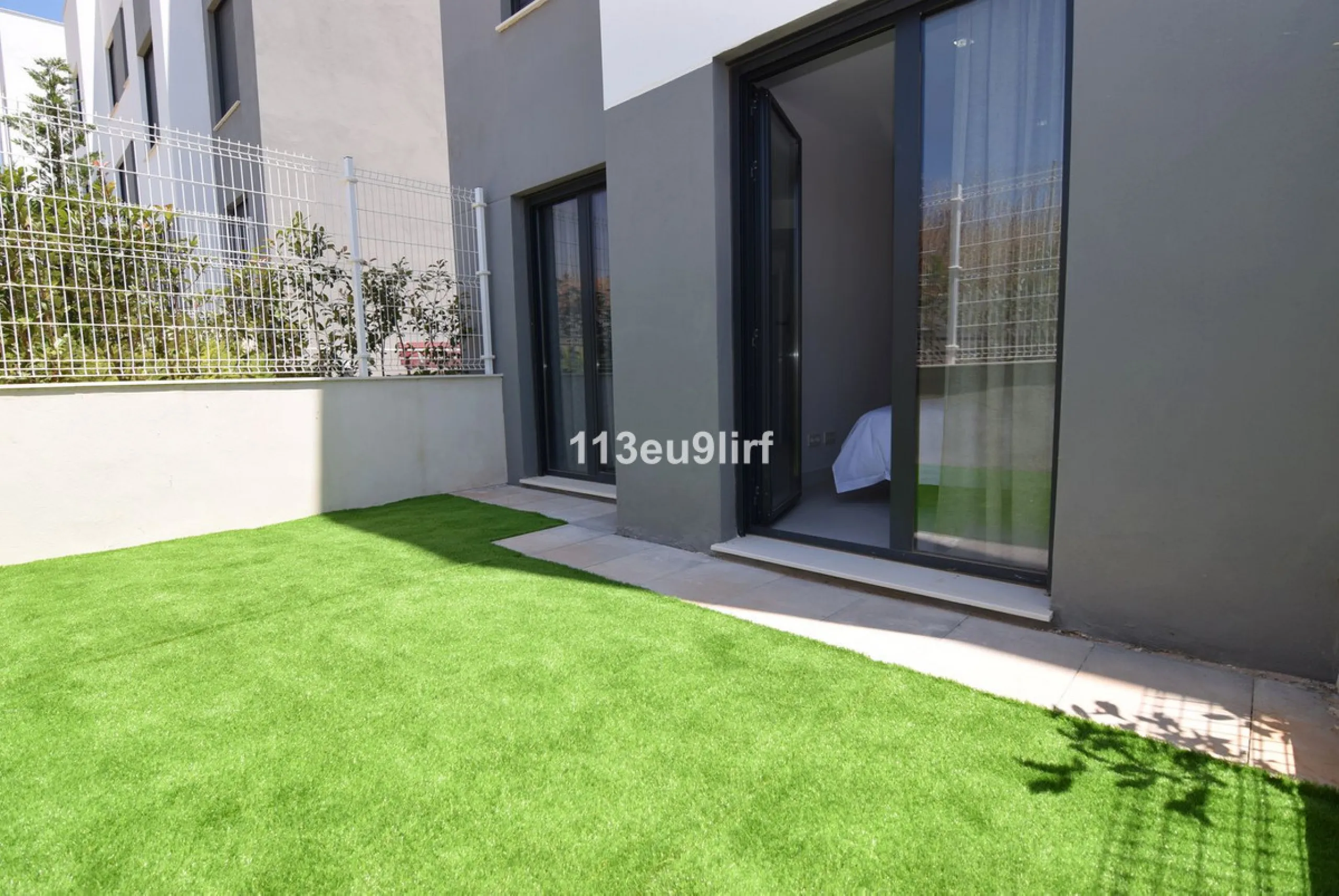 Situated in Las Mesas, just outside the center of Estepona, this spacious luxury apartment offers peace and tranquility but is still close to the beach, port and city center. It consists of a large living/dining room, a fully equipped kitchen with adjacen
