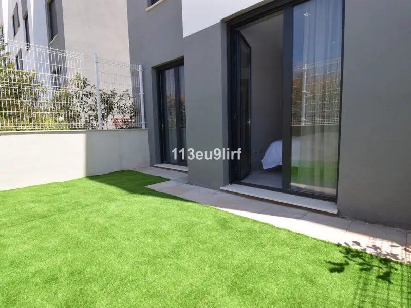 Situated in Las Mesas, just outside the center of Estepona, this spacious luxury apartment offers peace and tranquility but is still close to the beach, port and city center. It consists of a large living/dining room, a fully equipped kitchen with adjacen