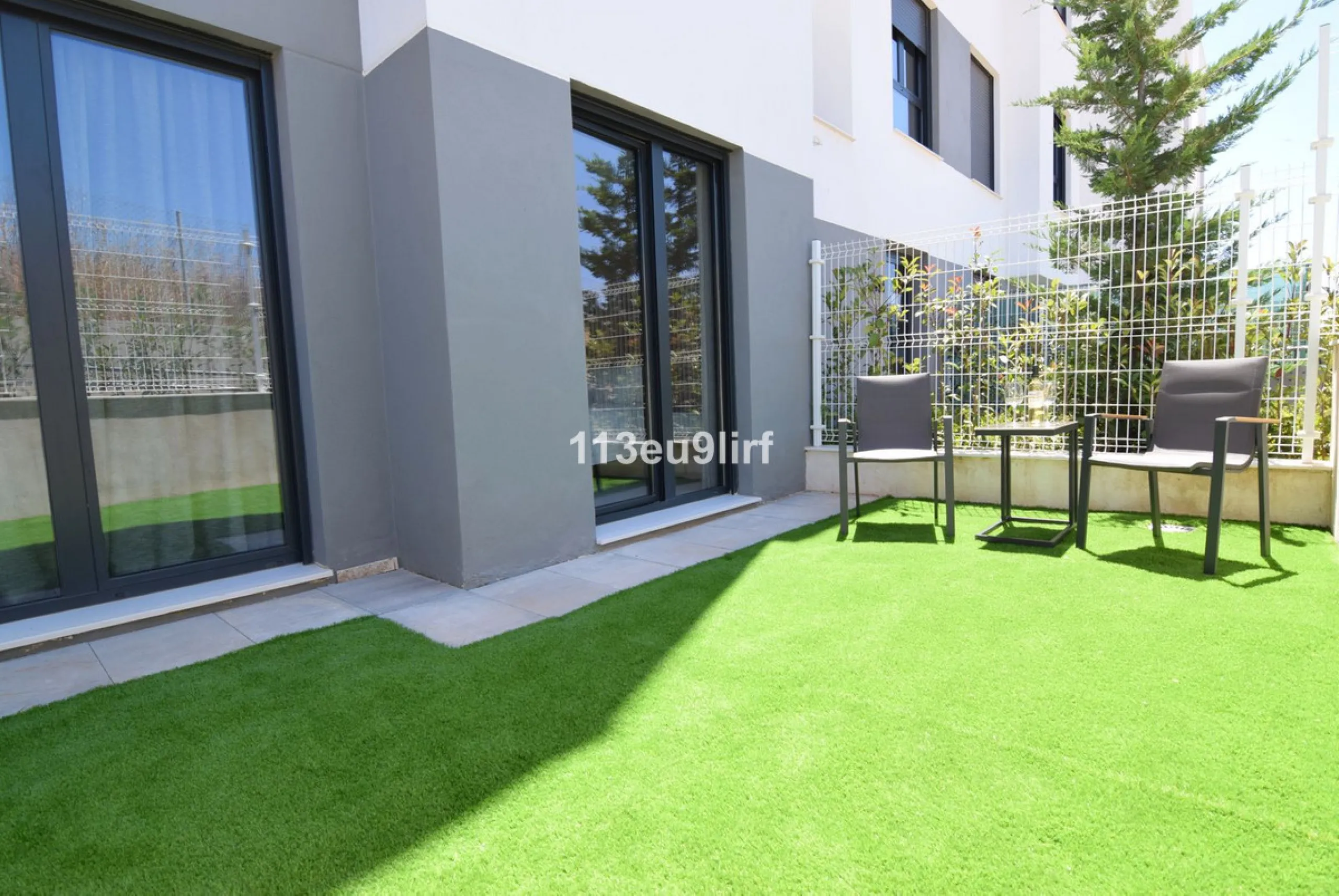 Situated in Las Mesas, just outside the center of Estepona, this spacious luxury apartment offers peace and tranquility but is still close to the beach, port and city center. It consists of a large living/dining room, a fully equipped kitchen with adjacen